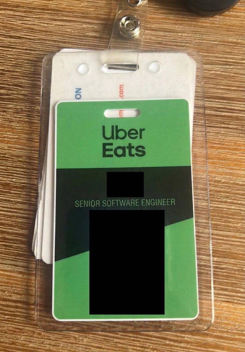 人民需要一个坏资本家，AI 造了一个外卖谣言

上周有个挺魔幻的事。

美国两家外卖巨头的 CEO，一个身价 27 亿美元，一个管着全球最大的网约车平台，周六凌晨都没睡觉，在网上写小作文自证清白。

起因是 Reddit 上一篇匿名帖子。

发帖的人自称某大型外卖平台的后端工程师，喝醉了，跑到图书馆用公共