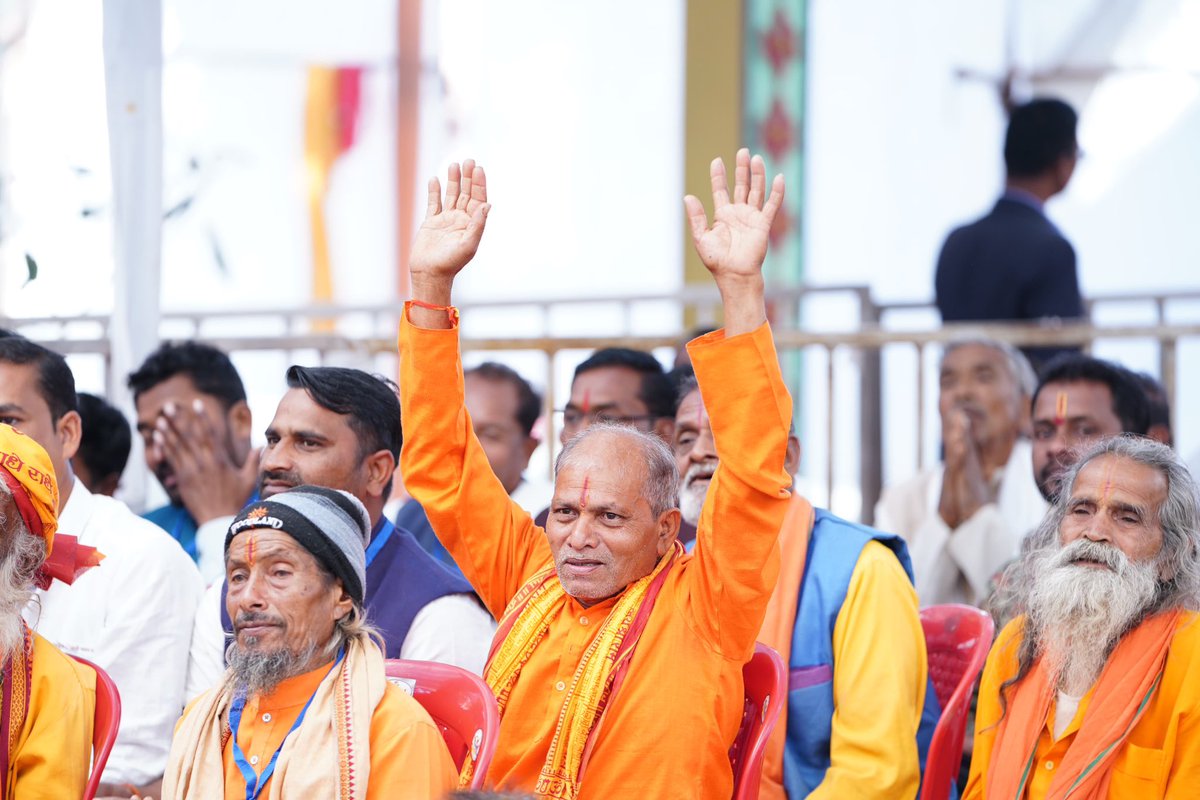 मुख्यमंत्री श्री विष्णु देव साय ने आज गरियाबंद जिला प्रवास के दौरान चतुर्भुज सिरकट्टी धाम में नवनिर्मित श्रीराम जानकी मंदिर में विधिवत कलश पूजन कर छत्तीसगढ़ प्रदेश की सुख, समृद्धि और सर्वमंगल की कामना की। इस अवसर पर मुख्यमंत्री श्री साय ने बटन दबाकर मंदिर के सर्वोच्च शिखर पर