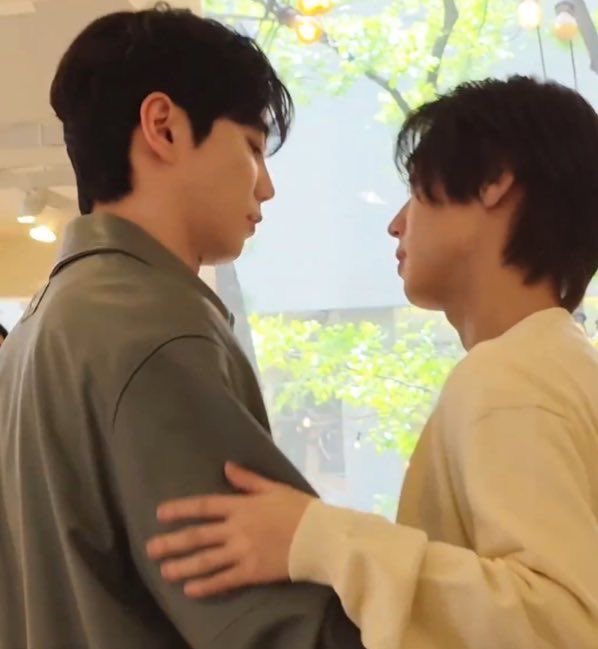 junyoungies's tweet image. name: lee junyoung
age: 29 years old
occupation: jihoon’s waist grabber