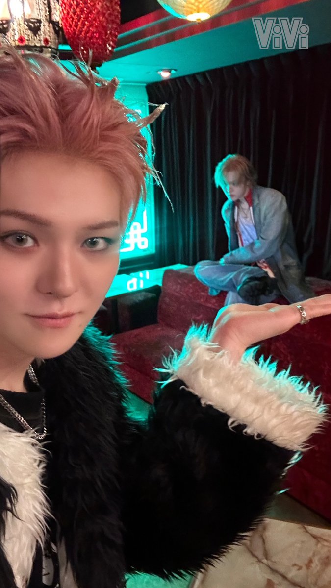 vivi_magazine's tweet image. 📷#びびレポbyTREASURE

#TREASURE メンバーによるびびレポ！
続いて #YOSHI さんは、ポージング中の #DOYOUNG さんを手のひらにちょこんと乗せ。え、尊い😳

実際のカットはどうなったのか？
ViVi2/3月号を書店で探してみてね！🤝　

@yg_treasure_jp