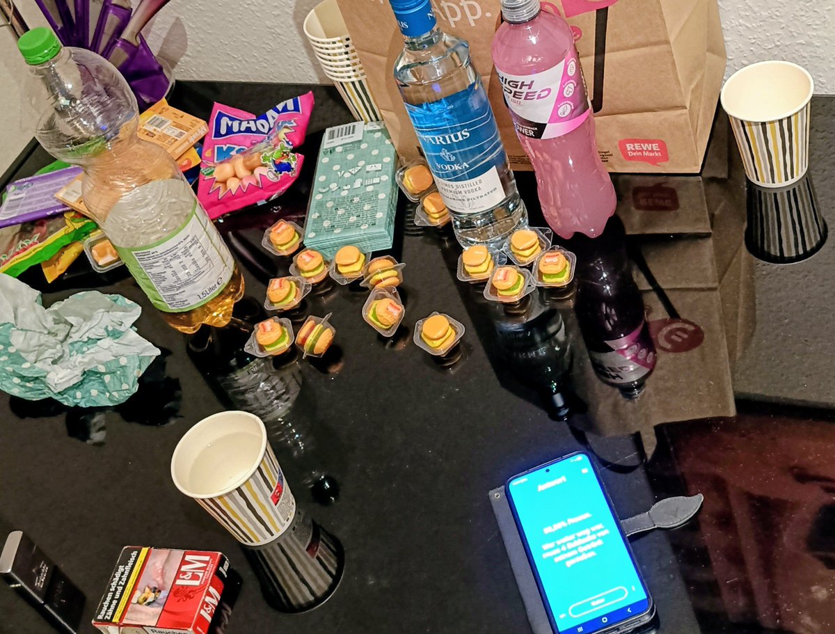 His paws 🐾🖤
My paws 🐾🤍
Together we had a pawtastic Partynight weeeee
#femboy #pawsocks