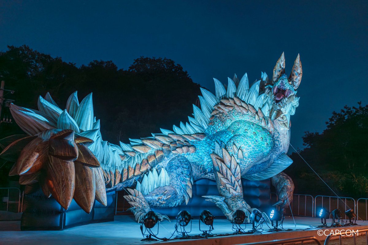 MHTheField_inNM's tweet image. ＼淡路島に「ジンオウガ」降臨❕／

淡路島ニジゲンノモリの「モンスターハンター・ザ・フィールド」では、全長約10ｍの迫力満点な「ジンオウガバルーン」を展示中✨

昼と夜で違った姿を見ることができます⚡
アトラクションの体験と一緒に、記念撮影をして思い出を残そう📷

#ニジゲンノモリ…