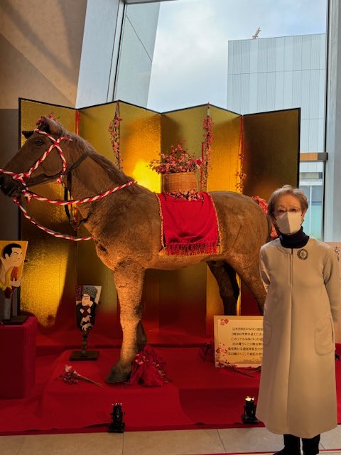 お正月恒例立川志の輔落語　パルコ劇場に妹と行って来ました。師匠絶好調大笑い　初笑い。パワーを頂きました。干支のお馬さん❣️がお出迎え思わずパチリ。