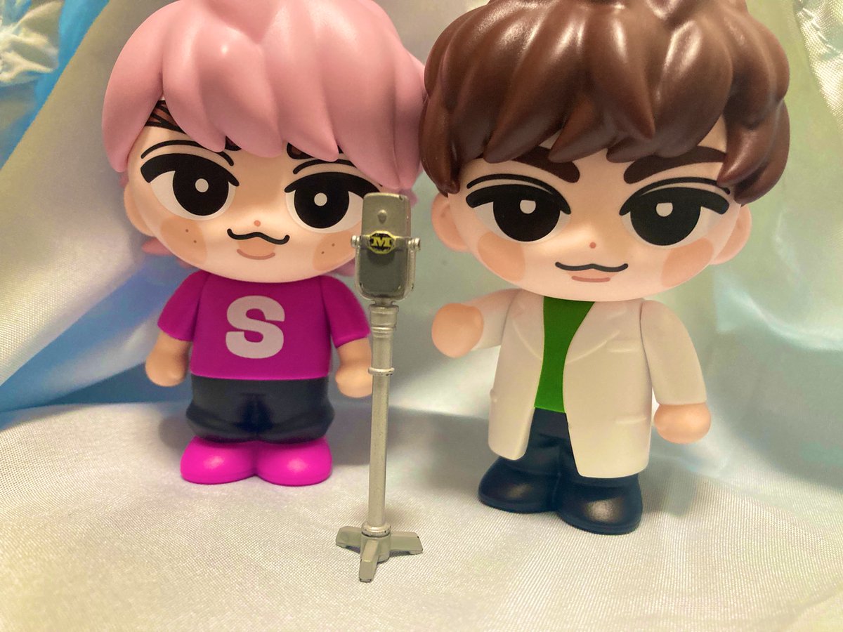 snow1127noah's tweet photo. スノ担×お笑いオタクの方へ

M-1公式から出ているガチャの
｢ミニチュアサンパチマイク」を使えば、
ちょうどいい高さでスノさん達に漫才をさせることができます。

レコーディング映像ごっこも出来ます https://t.co/whlLnqpbni