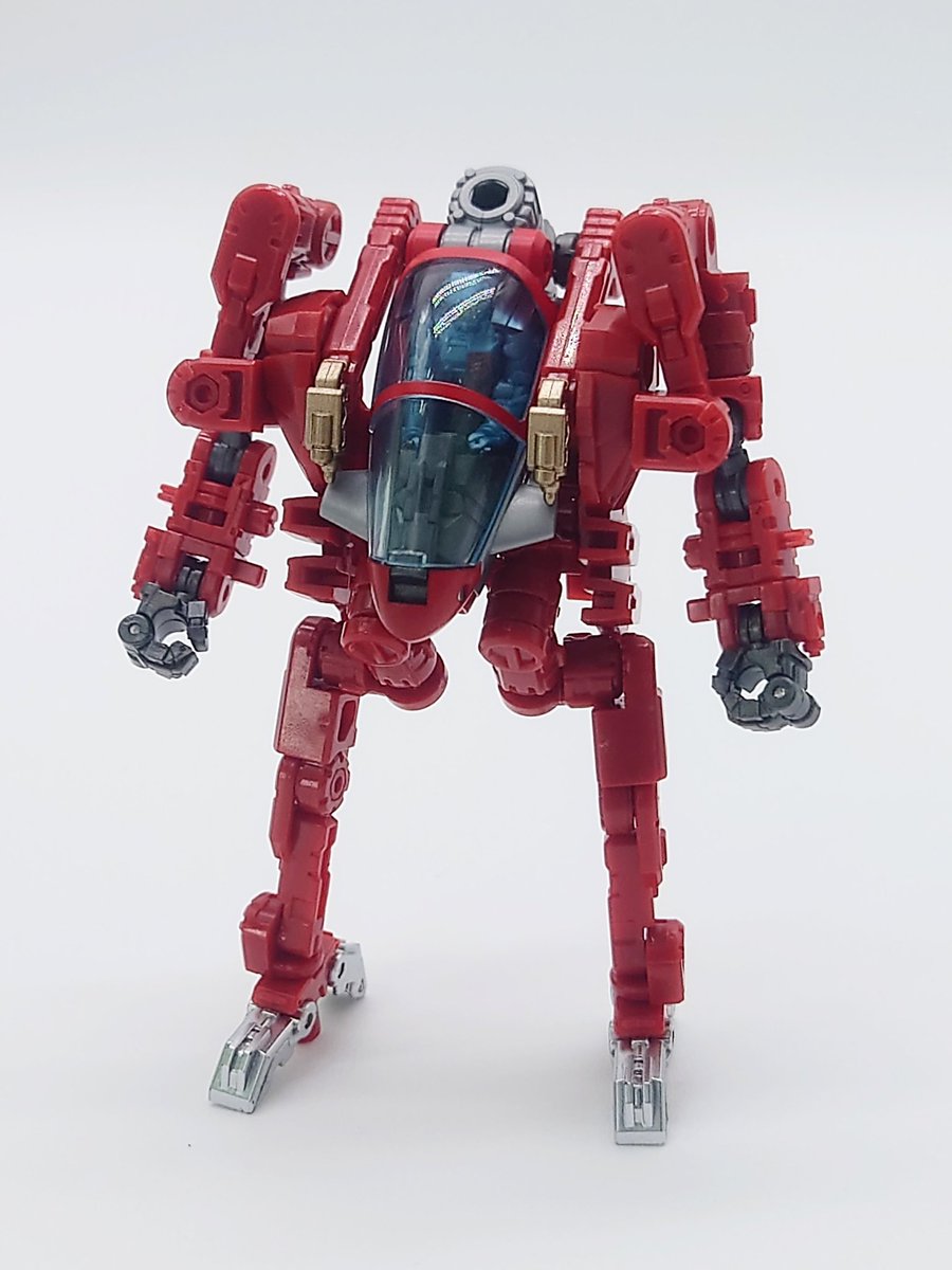 レッドファイター 赤い色の余りパーツで組まれたパワードスーツ。 性能