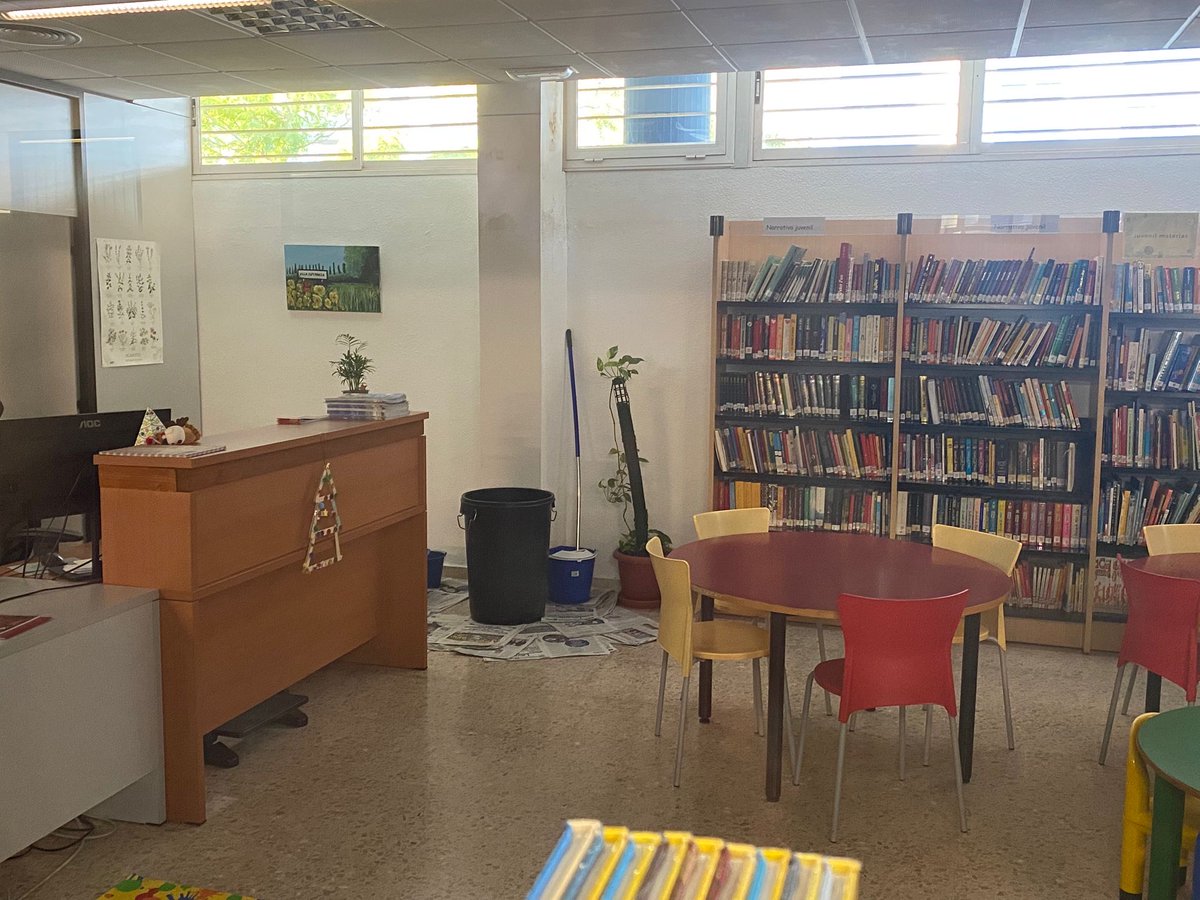 💧 La biblioteca de #LaComa fa mesos que té goteres i l’Ajuntament ni se’n preocupa! 🤷🏻‍♂️

👎 Una mostra més de menyspreus al barri‼️