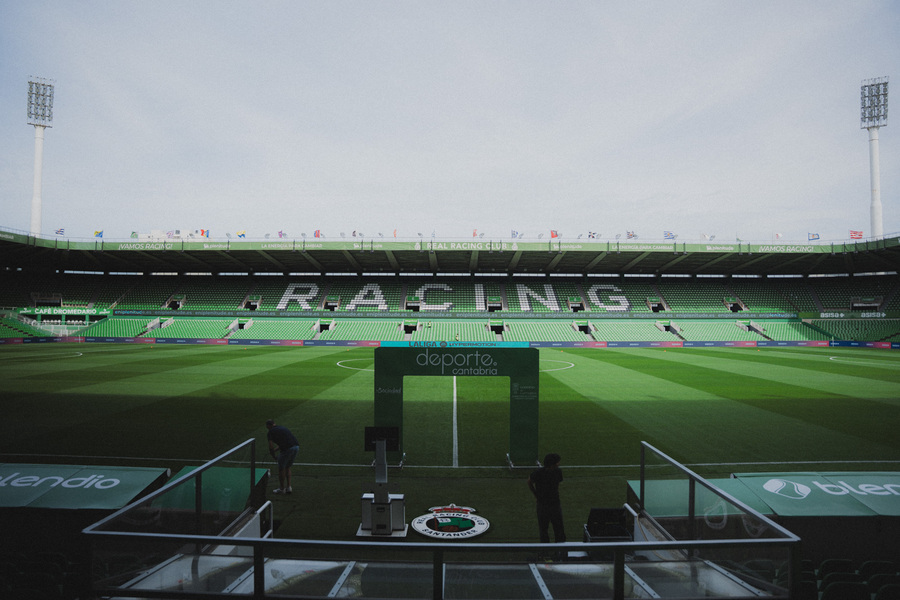 GradaBpro's tweet photo. Colgarán el NO HAY ENTRADAS, habrá quien pase la noche junto a las taquillas, volverá a haber polémica con el precio de las entradas y demás.

El @realracingclub recibe al @FCBarcelona_es y el @AlbaceteBPSAD al @realmadrid en los 1/4 de Copa, y los que invirtieron su dinero en abonarse en verano para ir a ver a los suyos cada domingo tendrán su asiento garantizado.

Apoya al equipo de tu ciudad, poco más hay que añadir.
