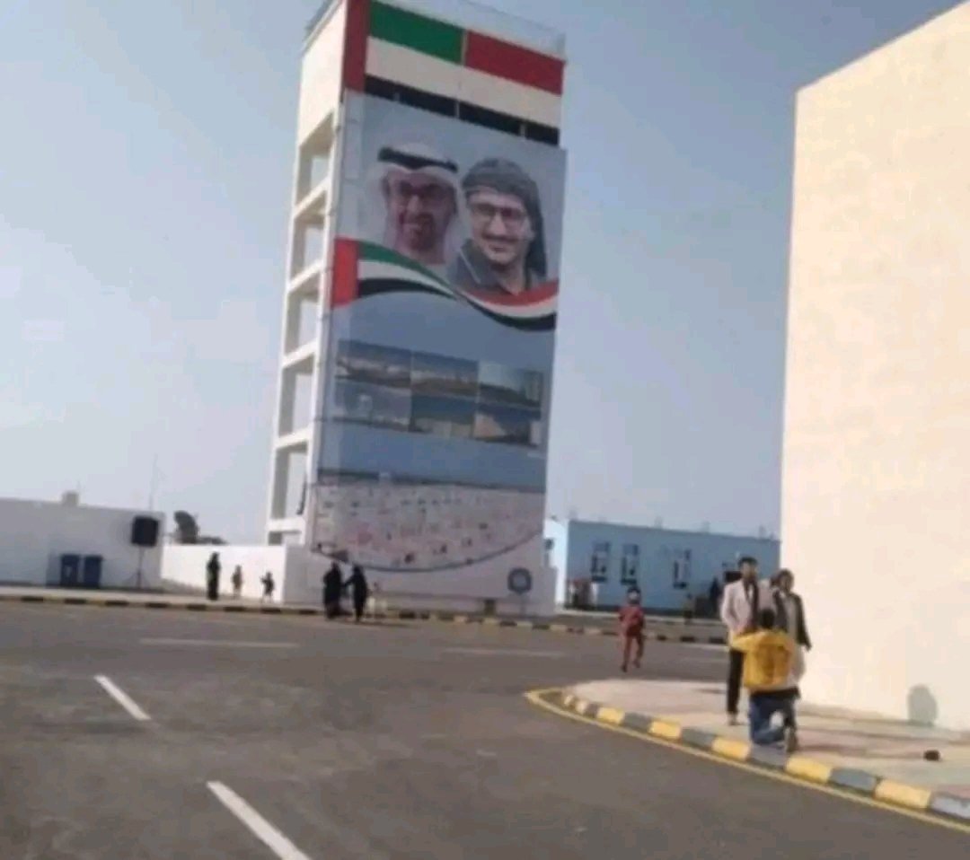 بعد ما حصلوا ادوات الامارات العين الحمراء يحدث اليوم في المخا قام الدنق بانزال صور طارق عفاش ومحمد بن زايد بعد ان كل شوارع المخا صورهم اليوم رفعوا صور رئيس الجمهورية رشاد العليمي بدل طروقه

#العفافيش_لا_دين_لهم #المقاومه_الشعبيه_تمثلنا
#تعز_ترفض_تدوير_النفايات #المخا_حقنا