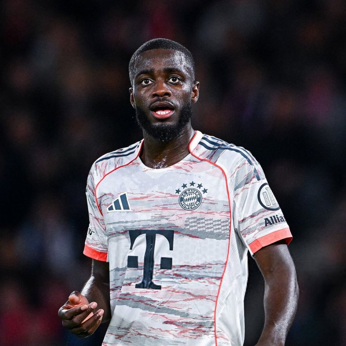 Dayot Upamecano, Bayern Münih ile olan sözleşmesini uzatmaya çok yakın. 

(Bild) 