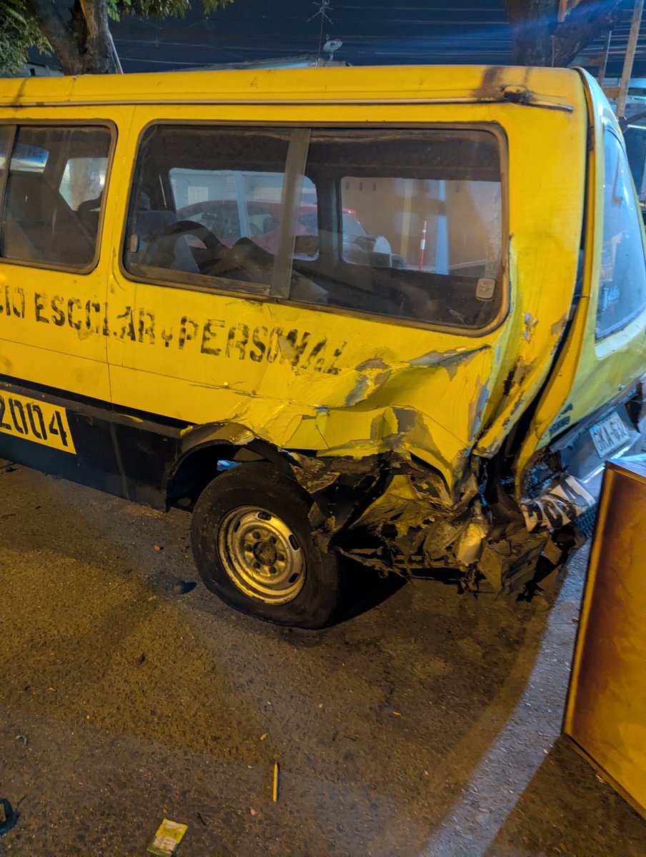 mariscal672771's tweet photo. @ATM_Transito  Buenas tardes por favor su ayuda hay un vehículo votado ya más de 6 meses en la pradera 2 entre la MZ D 13 y 14 está provocando malestar en el sector porque se usa de  baño público y de drogadictos. Su ayuda para el retiro del carro...adjunto fotos https://t.co/ZIPOMsLTut
