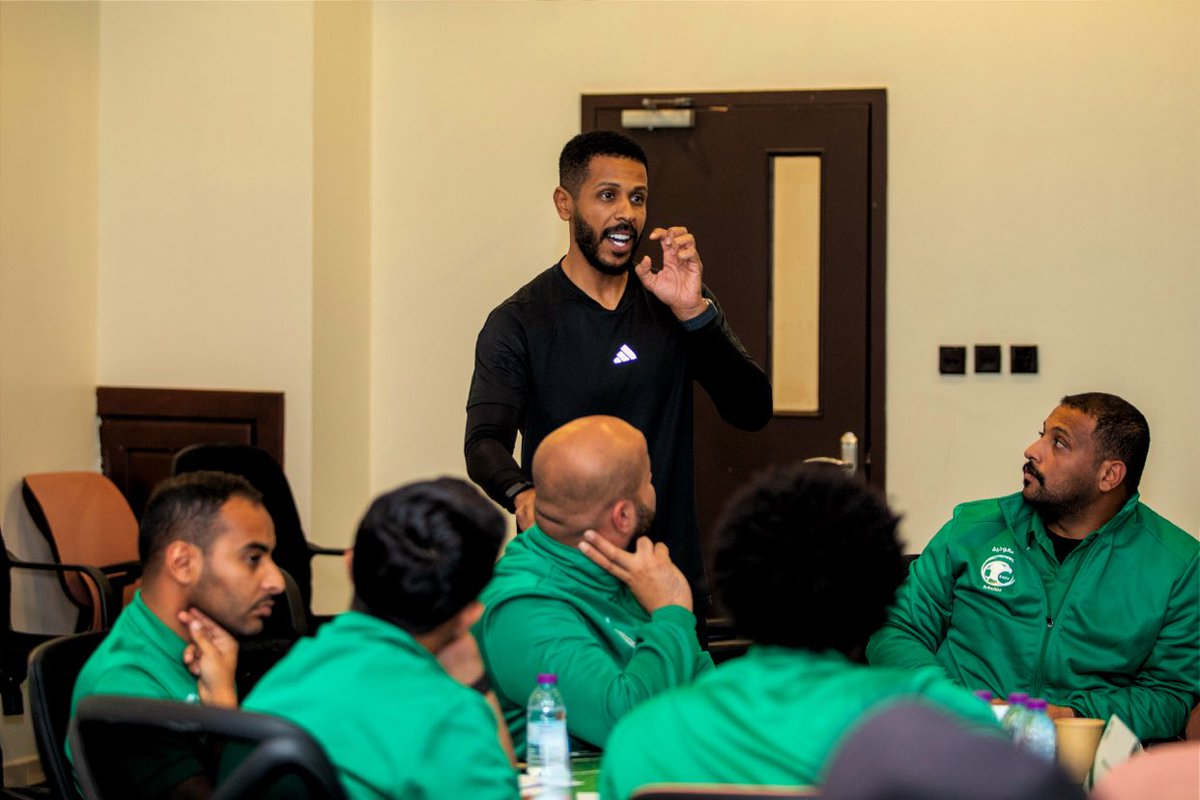 mooo7489's tweet image. تشرفت اليوم في إلقاء محاضرة اللياقه في كورة القدم لدورة الرخصة الآسيوية B شكرا لجميع زملائنا المدربين 💚💚