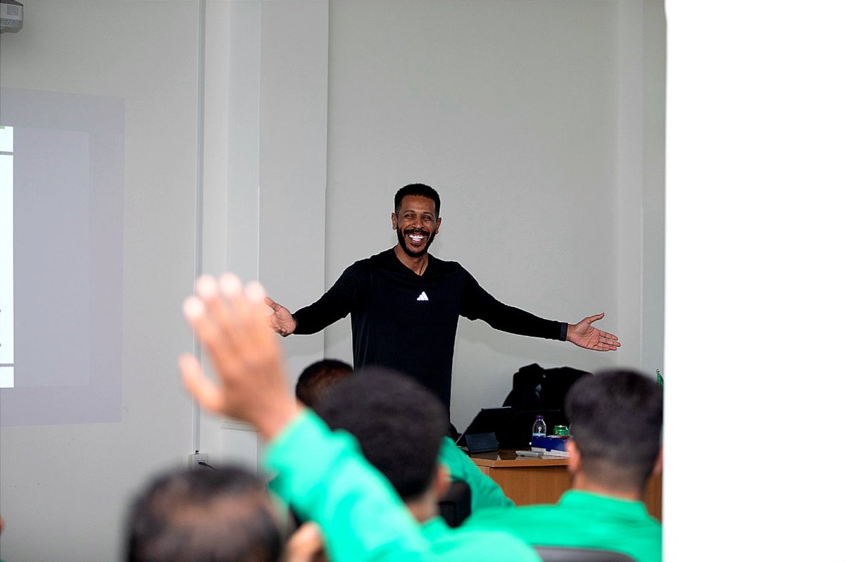 mooo7489's tweet image. تشرفت اليوم في إلقاء محاضرة اللياقه في كورة القدم لدورة الرخصة الآسيوية B شكرا لجميع زملائنا المدربين 💚💚