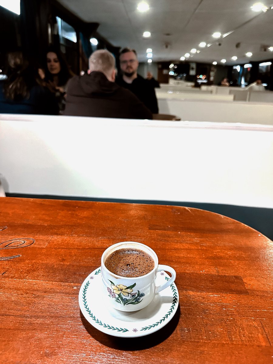 Eh İstanbul’da vapur demek sadece simit değil! Benim için yolculuğu en keyifli hale getiren sade Türk Kahvesi demek!