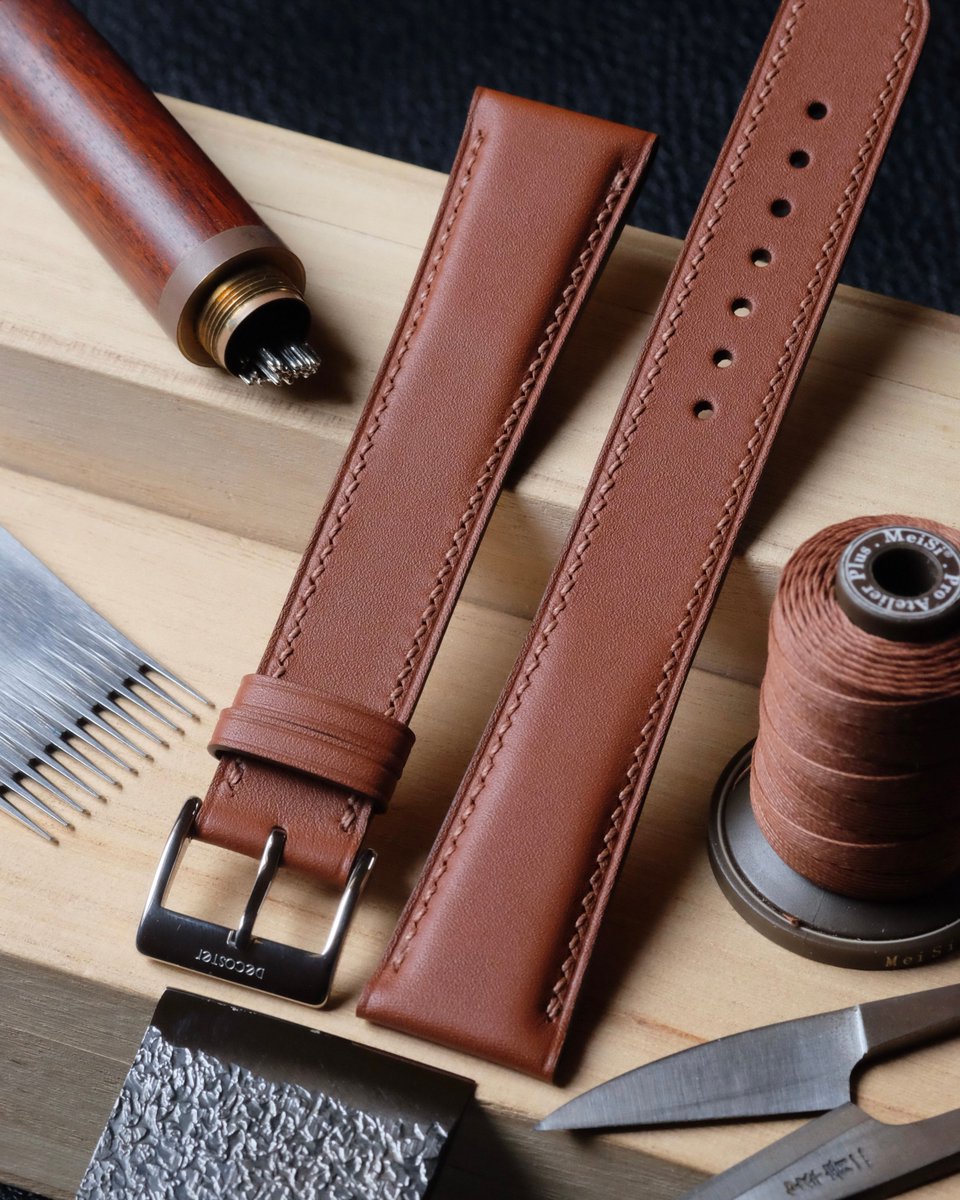 AtelierDecoster's tweet image. Bracelet (bombé 4 à 2 mm) en Baranil fauve, fil ton sur ton (S), peinture ton sur ton et boucle silver #atelierdecoster #decoster #artisan #handmade #handstiched #handmadeinbelgium #madeinbelgium #handmadewatchstrap #bespokewatchstrap #customwatchstrap #handmadeleatherwatchstrap