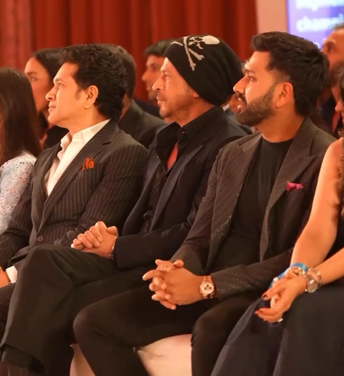 TeamSRKWarriors's tweet photo. Iconic trio spotted! ✨ 
Shah Rukh Khan, Sachin Tendulkar &amp; Rohit Sharma at the Reliance Foundation event ❤️

#ShahRukhKhan #SachinTendulkar #RohitSharma https://t.co/Z6CkFUhfZH