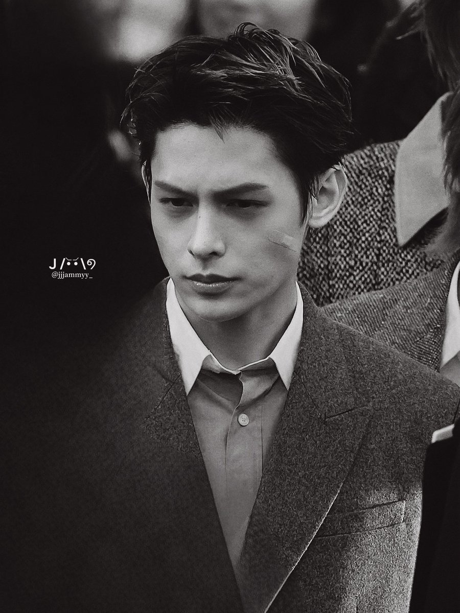 jjjammyyy_'s tweet image. 뭔가 이런 필터 씌워야될 것 같고 그럼