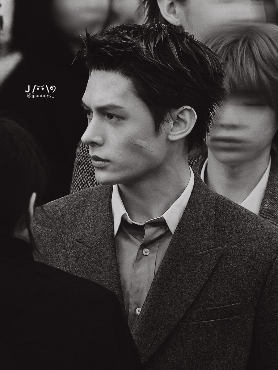 jjjammyyy_'s tweet image. 뭔가 이런 필터 씌워야될 것 같고 그럼