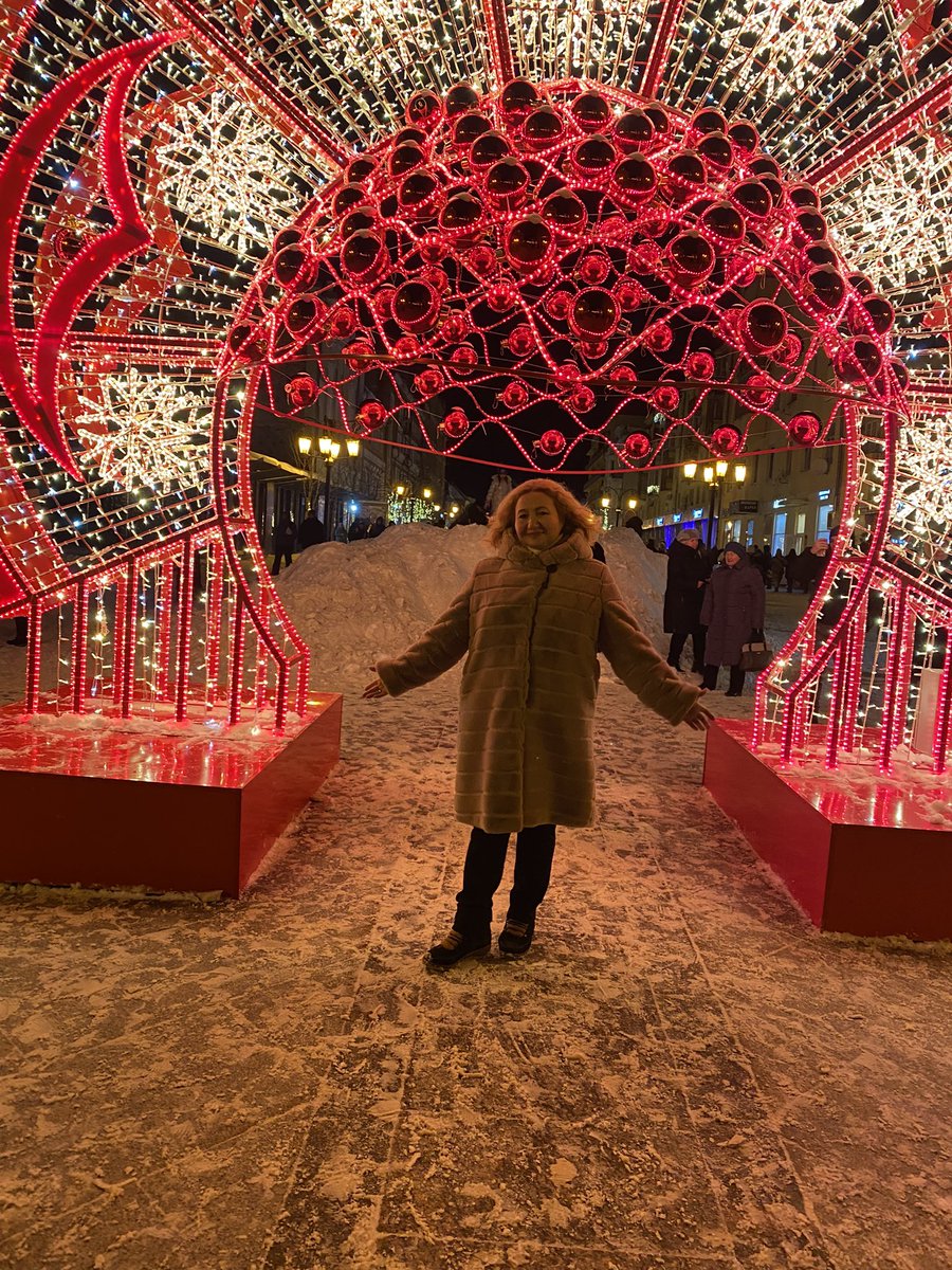 Ленинградская улица в этом году красиво украшена. 
Особенно понравился кокошник.
Гуляла с мамой