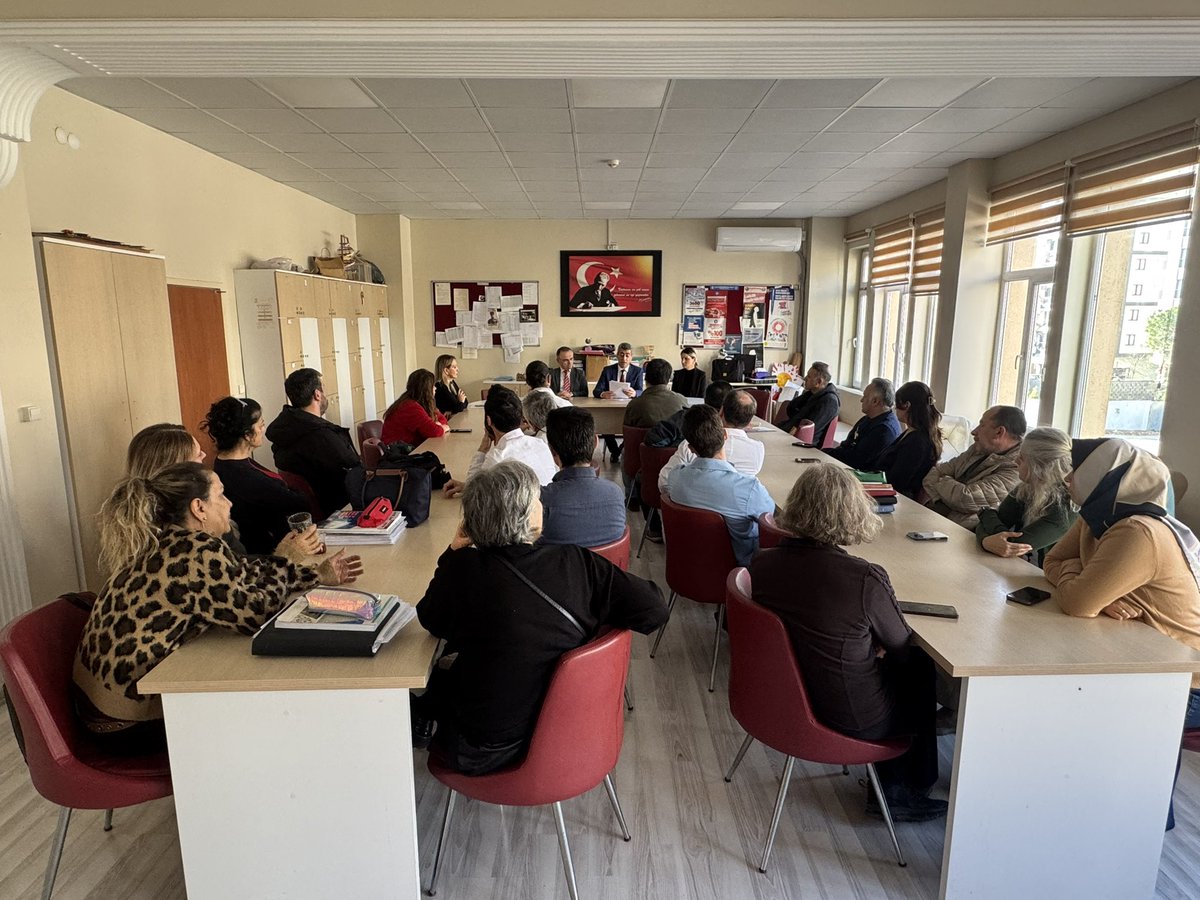 Millî Eğitim Müdürümüz İsmail Yıldırım, okul ziyaretleri kapsamında Nuri Cıngıllıoğlu Mesleki ve Teknik Anadolu Lisesinde öğretmen ve idarecilerimizle bir araya geldi.

<a href="/tcmeb/">Millî Eğitim Bakanlığı</a> <a href="/Yusuf__Tekin/">Yusuf Tekin</a> <a href="/istanbulilmem/">İstanbul İl Millî Eğitim Müdürlüğü</a> <a href="/MucahitYentur/">Murat Mücahit Yentür</a> <a href="/iyildirim58/">ismail yıldırım 🇹🇷</a>