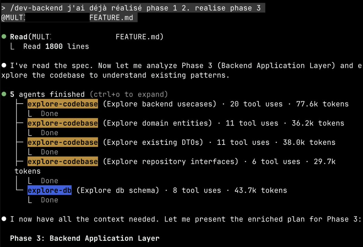 AureaLibe's tweet photo. Voici comment j’utilise Claude Code au quotidien. 

Je n'utilise Claude Code que dans le terminal. D’abord, je configure mon claude .md. Il contient les pratiques de code que je veux que Claude suive, les commandes à lancer et l’architecture de mon projet. Bref, tout le contexte que je veux persistant entre les sessions.

Ensuite, j’écris les specs de ma feature dans un document. Je réfléchis à ce que je veux, puis, quand je pense avoir bien designé ma feature, je les copie-colle dans Claude Code avec une commande custom.

Ma commande custom va planifier (elle simule le mode plan intégré), elle va demander à Claude de me questionner sur les specs pour bien comprendre la feature et ne rien rater, puis elle va explorer mon code en lançant mes agents custom (voir plus bas). Et ensuite, une fois que je valide son raisonnement, elle va rédiger le plan de dev complet, étape par étape, dans un fichier .md, avec toutes les explications des choix.

Ce fichier est selon moi le plus important après le claude .md. C’est ce fichier qui permet de développer de grosses features bloc par bloc sans faire halluciner Claude. Pour avoir un résultat parfait, je lance un chat par phase de développement. L’idée est de ne jamais dépasser la fenêtre de contexte et de ne jamais utiliser le mode auto-compact.

Pour faire développer une feature phase par phase, par exemple si c’est une API, je lance ma commande /dev-backend.

Cette commande ne fait rien de magique. Elle est configurée pour donner un contexte standardisé à chaque phase de développement et surtout orchestrer mes sub-agents custom.

Claude va lancer mes agents d’exploration, qui sont des agents d’analyse. Ils peuvent être par exemple explore-codebase, explore-db, explore-doc, web-search, etc.  Chaque agent va explorer le code de manière indépendante, avec une tâche spécifique que Claude lui aura donnée, et de manière parallèle.

L’idée est de scanner tout le code nécessaire à ma feature afin de ne rien rater et de réutiliser le code au maximum. Ils ont chacun leur propre fenêtre de contexte et retournent uniquement le résultat utile au chat principal. Même fonctionnement pour l’agent explore-db qui explore ma DB, ou pour explorer la doc (context7), ou chercher sur le web des informations à jour.

Grâce à ces sous-agents configurés pour mon architecture et exécutés automatiquement par Claude, vous verrez sur le screen que j’ai économisé 225k tokens sur ma fenêtre principale.

Claude a maintenant en contexte toute mon architecture complète, ses instructions, ce qu’il doit modifier, les patterns à respecter, les modules à réutiliser, les librairies que j’utilise, le contexte global de la feature que je veux développer et celui de mon projet.  Et surtout, grâce à ces agents, il lui reste 40 % de la fenêtre disponible uniquement pour écrire le code que je demande. Ce qui est très large et donne du très bon code.

Quand il aura terminé, je vérifie que tout s’est bien passé. Puis, dans un nouveau chat, je lui demande de lancer des tests. Ensuite, je vérifie moi aussi manuellement les résultats.

Puis, une fois que tout est ok, je lance une commande qui va regarder les changements que Claude a faits, les analyser en profondeur avec les agents d’exploration, puis les optimiser, nettoyer le mauvais code, vérifier qu’il a bien respecté les bonnes pratiques du claude md, etc.

Cette dernière commande rend le code production-ready. Comme elle n’écrit pas le code mais fait uniquement la review, elle suit parfaitement mes instructions. En finalité, le code est de bonne qualité.

Ça, c’est mon process de développement optimisé.  Pour vous, débutants sur Claude, vous n’avez pas besoin des sub-agents (au début). Vous pouvez lancer le mode plan par défaut à chaque début de session, avec le mode thinking activé. Claude fera le plan de développement et lancera lui aussi des sub-agents pour explorer le code.

Le seul problème avec le mode plan sans sub-agents custom, c’est que son exploration est plus lente et moins structurée. Et parfois, il va exécuter des tâches directement dans la fenêtre principale au lieu des sub-agents, ce qui consomme plus de tokens.

Mais le mode plan intégré suffit largement les premiers mois sur l’outil.

Je vais vous mettre en commentaire le lien GitHub d’un dev français que je trouve super. Il fait de bonnes vidéos YouTube et a une utilisation intelligente des sub-agents. Je vous partagerai un exemple généraliste de commande et un exemple généraliste de sub-agents.

Mais pour créer vos propres slash commands et sub-agents, je vous conseille plutôt de demander à Claude de vous écrire les commandes à partir du prompt suivant. À lancer en mode plan :  « Avant de commencer, va lire toutes les guidelines officielles avec web search : 

(lien en commentaire)

Une fois que tu as lu la documentation, aide-moi à développer la commande X ou le sub-agent Y.

Cet agent/commande doit faire : [insérer votre besoin]. 

Ils doivent impérativement respecter les bonnes pratiques de Claude.

Questionne-moi sur la commande/agent si tu n’as pas tout compris. Pour voir s’ils sont utiles ou non. »

Il ne vous restera plus qu’à activer le plugin Context7 pour explorer de la documentation à jour, et vous pourrez tout faire.