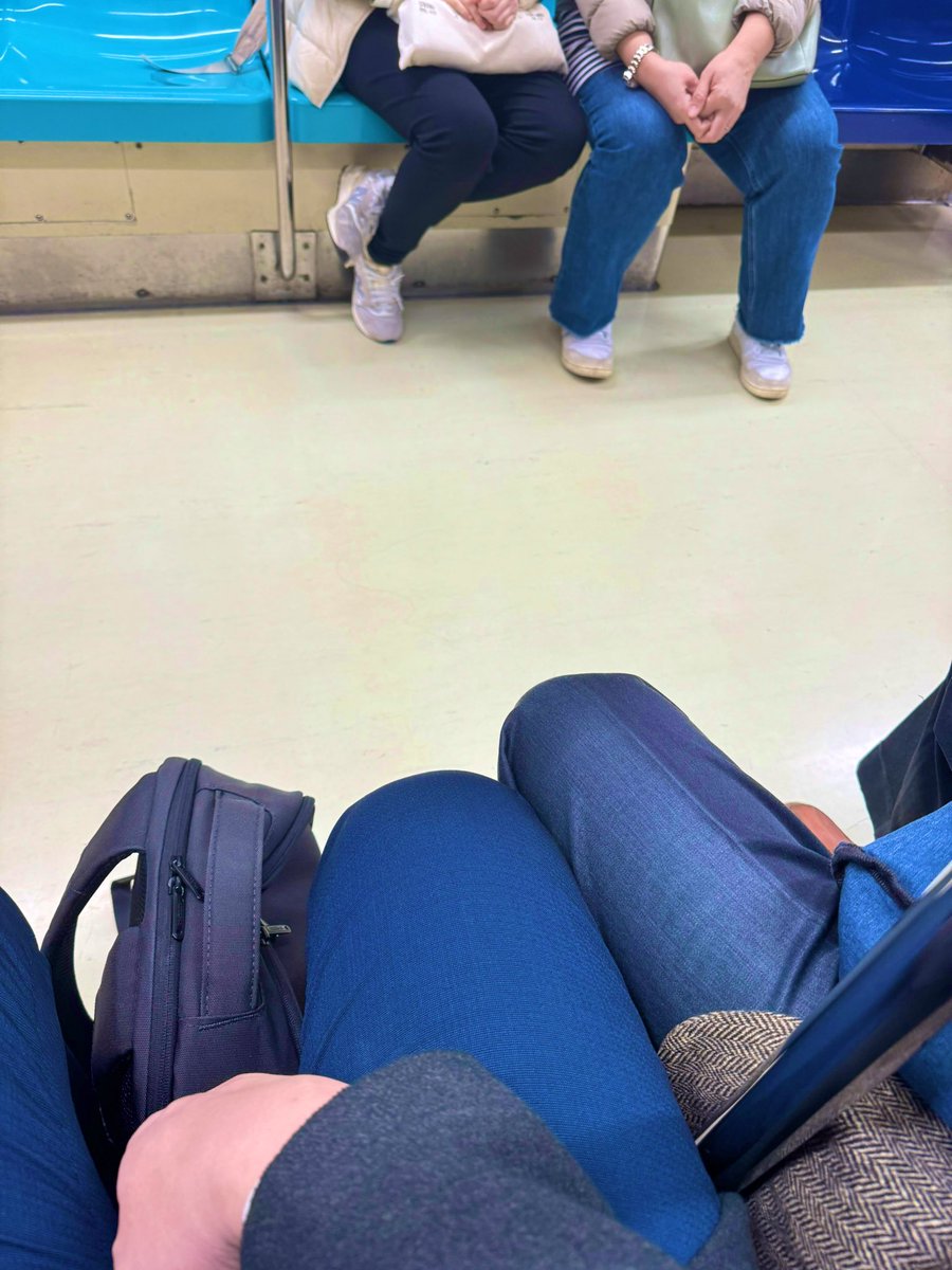 TaipeiGG's tweet photo. 寒流來襲
冷吱吱🥶
今天搭捷運上班時
有個叔叔的大腿貼著我好溫暖
偷偷瞄了一下
竟然是正裝優叔OMG
閉目幻想著跟你全身貼在一起
叔叔你知道那溫度會讓我硬到不行嗎？
出站只好拿著後背包擋住我充血的小GG🤭 https://t.co/eGKb8erN1h
