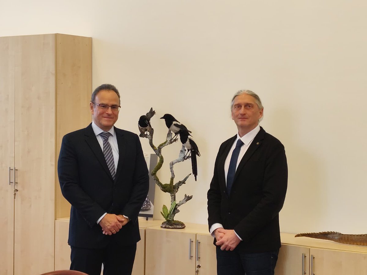PeruinHungary's tweet image. 🇵🇪🤝🏼🇭🇺El Emb. Pérez Alván y el Sr. Bernert Zsolt, Director General del Museo de Historia Natural de Hungría, afinaron detalles hoy sobre la próxima exhibición dedicada a la biodiversidad y los paisajes del 🇵🇪, una oportunidad para mostrar la riqueza natural de nuestro país en 🇭🇺.