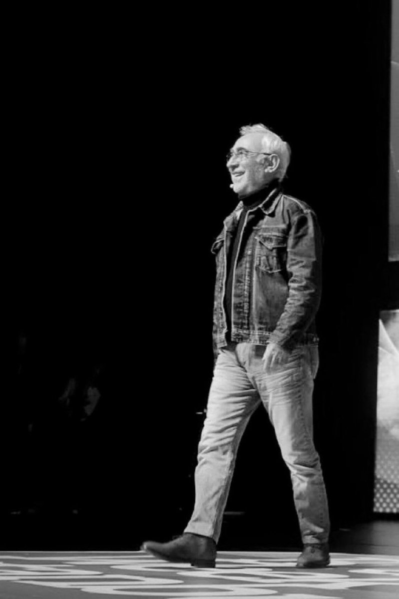 Menfaatleri için eğilenler, dik duran insanları asla sevmezler. 

Şener Şen