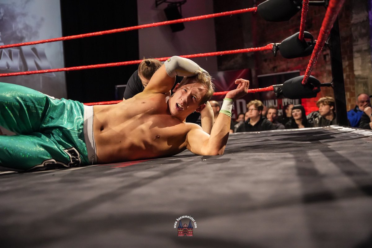 Jay_Stynes_'s tweet image. “New Year, Same Hustle”
Starting 2026 off with a big W in Bremen🇩🇪

📍 @WeAreUnlimitedW 
🤼‍♂️ @JakeOmen2012 
📸 Hansemeister

Full show now available to watch online at unlimitedwrestling.de 
THIS IS GANGLAND🔫💨