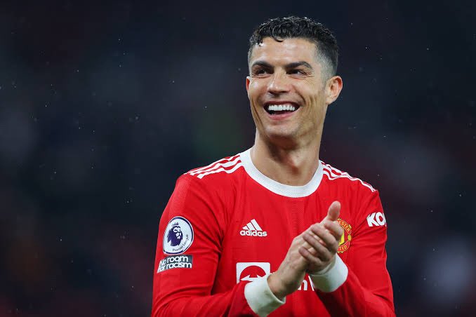 🚨 𝗖𝗥𝟳 𝗥𝗘̂𝗩𝗘 𝗗’𝗨𝗡 𝗥𝗘𝗧𝗢𝗨𝗥 𝗔̀ 𝗢𝗟𝗗 𝗧𝗥𝗔𝗙𝗙𝗢𝗥𝗗… 𝗠𝗔𝗜𝗦 𝗣𝗔𝗦 𝗘𝗡 𝗧𝗔𝗡𝗧 𝗤𝗨𝗘 𝗝𝗢𝗨𝗘𝗨𝗥. 👀🔴

Cristiano Ronaldo 🇵🇹 nourrirait l’ambition de racheter Manchester United à terme, et l’a même confié à un proche. 🤯

Il verrait ce scénario comme