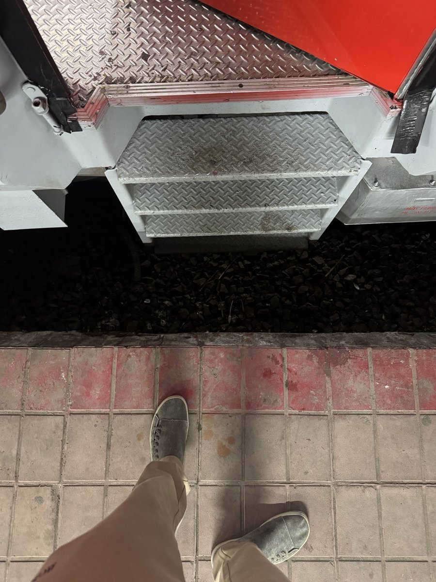⁦<a href="/AshwiniVaishnaw/">Ashwini Vaishnaw</a>⁩ resp sir this is the gap in platform to train gate which is very dangerous for the passengers at indore it’s for your information to rectify