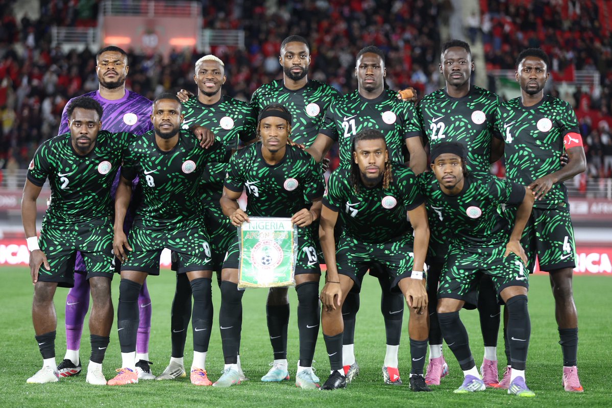 ActuFoot_'s tweet image. 🚨 𝗟𝗘𝗦 𝗝𝗢𝗨𝗘𝗨𝗥𝗦 𝗗𝗨 𝗡𝗜𝗚𝗘́𝗥𝗜𝗔 🇳🇬 𝗠𝗘𝗡𝗔𝗖𝗘𝗡𝗧 𝗗𝗘 𝗕𝗢𝗬𝗖𝗢𝗧𝗧𝗘𝗥 𝗟’𝗘𝗡𝗧𝗥𝗔𝗜̂𝗡𝗘𝗠𝗘𝗡𝗧 𝗔𝗩𝗔𝗡𝗧 𝗟𝗘𝗨𝗥 𝗤𝗨𝗔𝗥𝗧 𝗗𝗘 𝗙𝗜𝗡𝗔𝗟𝗘 𝗖𝗢𝗡𝗧𝗥𝗘 𝗟’𝗔𝗟𝗚𝗘́𝗥𝗜𝗘 🇩🇿 ! 😬

La raison ? Une faute de paiement de leurs primes de victoire. ❌ 

Les…