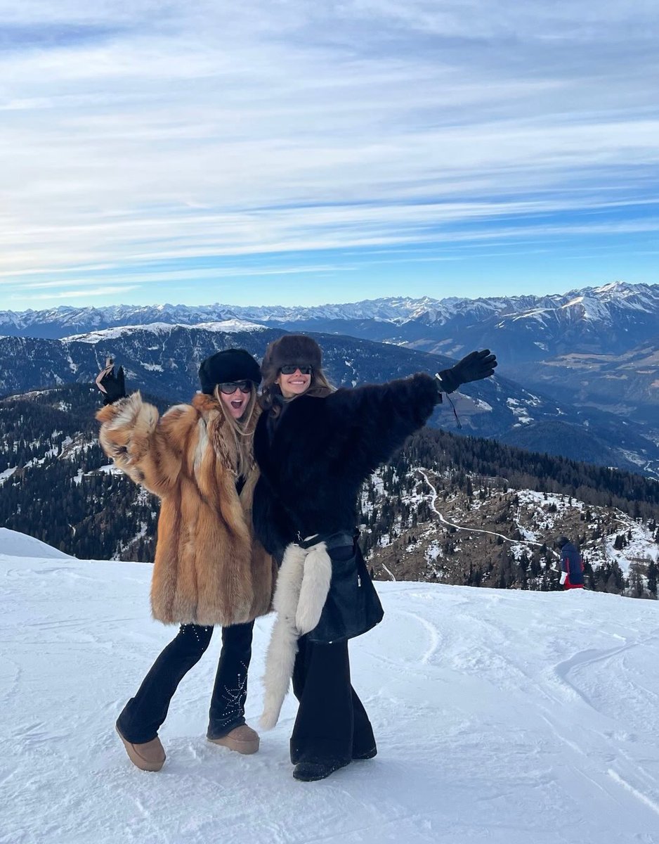 victoria de angelis and luna passos are a winter fairytale