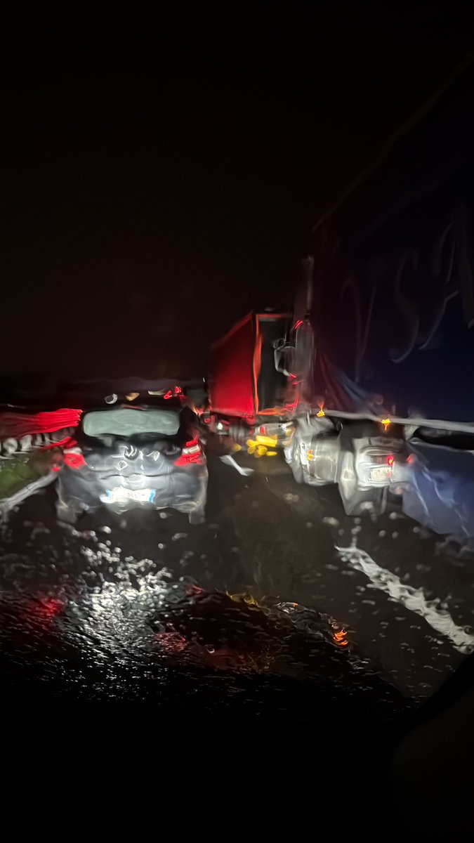 GioDeJa's tweet photo. Da circa 2 ore in fila sulla #A14 prima dell’uscita di Cerignola Est. Dopo la rapina al portavalori, maxi sequestro di persone. @Viabilita_ASPI @Viminale @poliziadistato https://t.co/Hm85R1dQiN