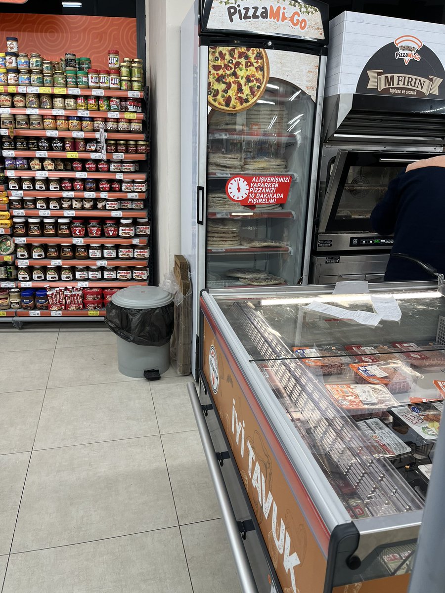 Bugün İncirliova migrosa pizzaMi-go karışık pizza almak için gitmiştim ama pizza kutuluları hiç hijyenik ve standartlara uygun olmayan şekilde çöp kutusunun yanına sıkıştırılmıştı. <a href="/Migros_Turkiye/">Migros Türkiye</a>