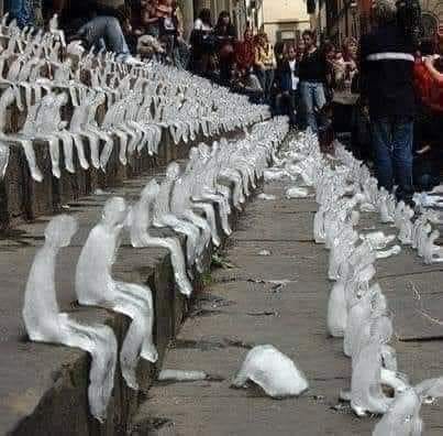 An Italian sculptor held a personal exhibition of ice blocks entitled:
"Life is short, enjoy it before it melts..."