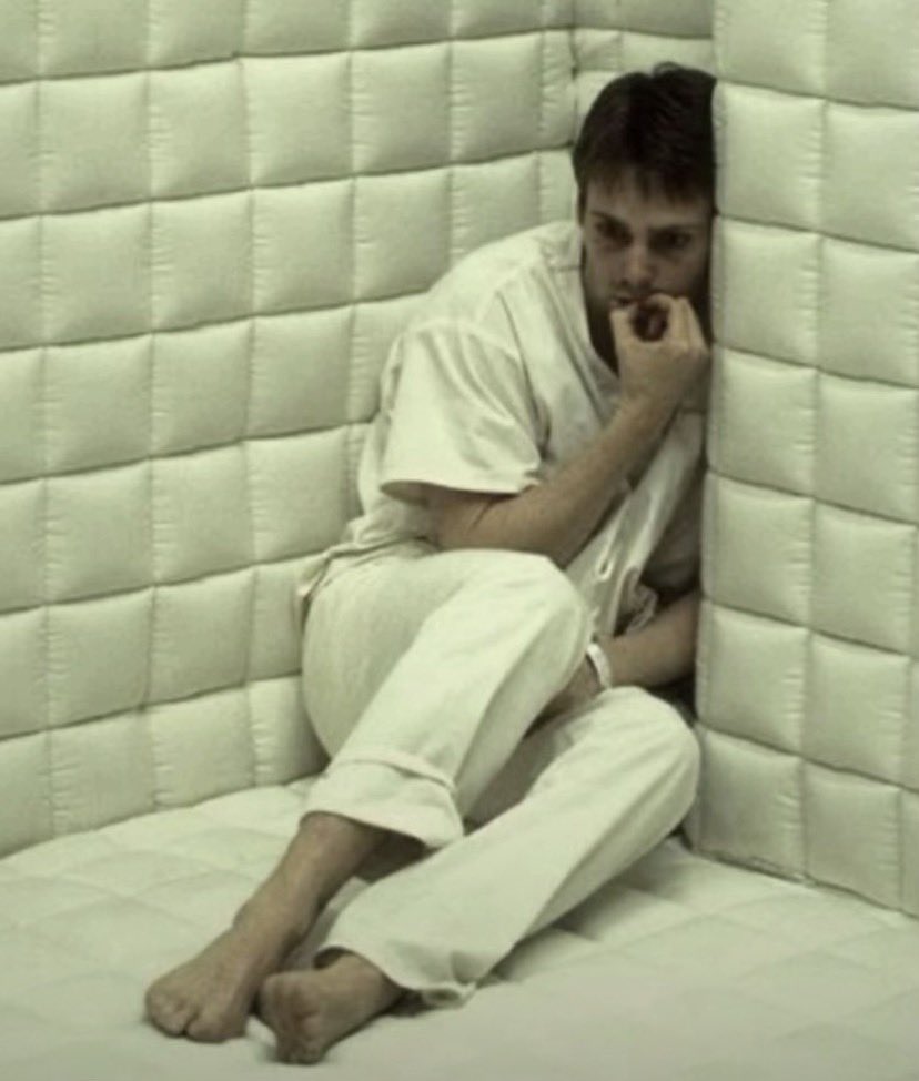 un simple hola puede ser inicio de 2 años de trauma por eso mejor no contestar