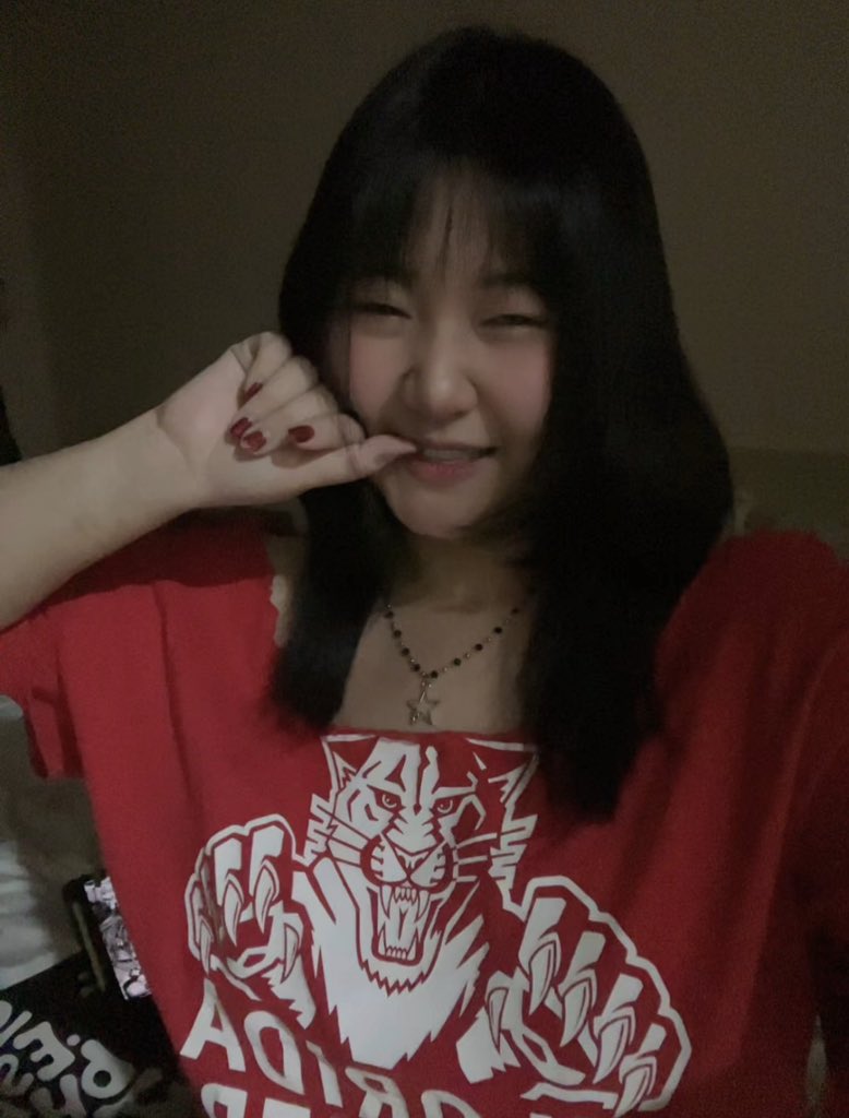 ChxmAxn_'s tweet image. Back to black