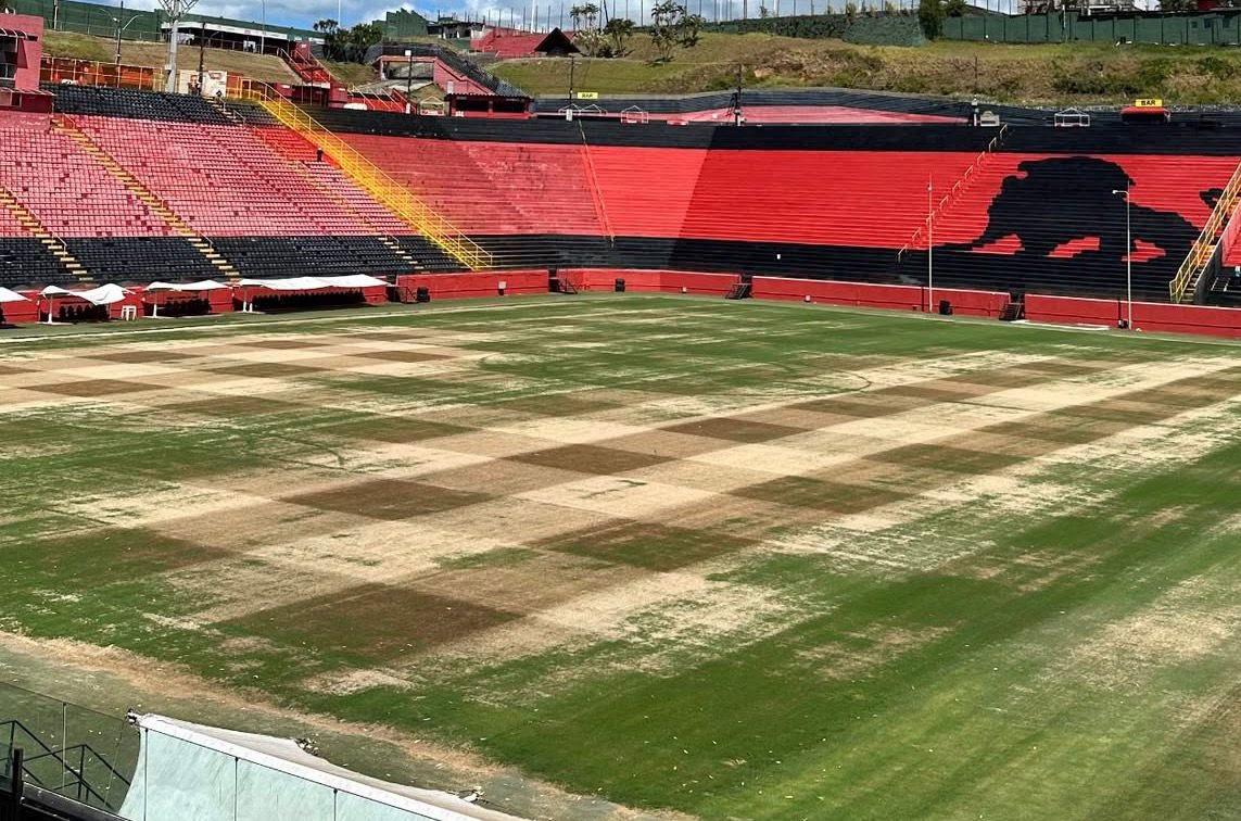 EspiaodoLeao's tweet image. Essa é a situação do Barradão. De acordo com a empresa responsável, o gramado sofreu um ataque de lagartas.