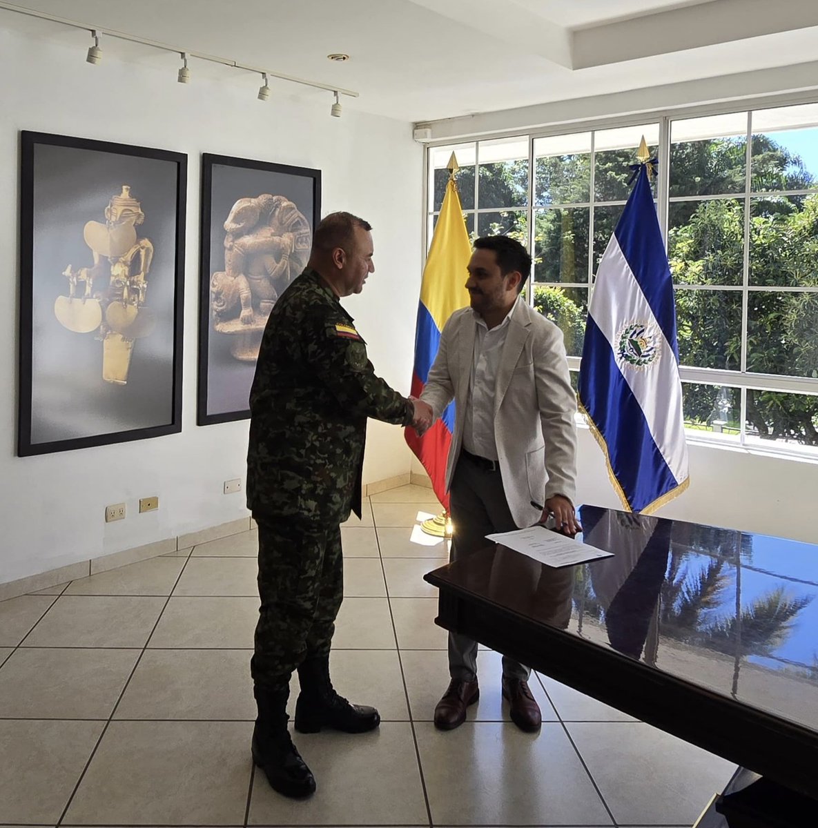 EmbColES's tweet image. Damos la bienvenida al Sargento Mayor de Comando José Delio Ávila, quien tomó posesión como Secretario de la Agregaduría Militar, Naval y Aérea, fortaleciendo el equipo de trabajo de @EmbColES.
@COL_EJERCITO
@mindefensa @CancilleriaCol