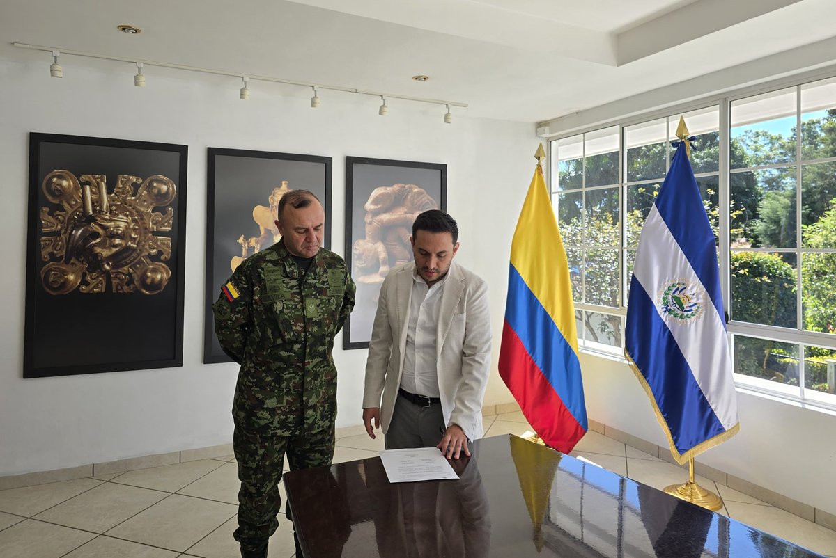 EmbColES's tweet image. Damos la bienvenida al Sargento Mayor de Comando José Delio Ávila, quien tomó posesión como Secretario de la Agregaduría Militar, Naval y Aérea, fortaleciendo el equipo de trabajo de @EmbColES.
@COL_EJERCITO
@mindefensa @CancilleriaCol