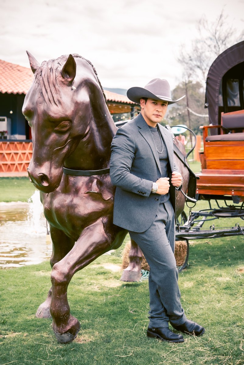 Foticos que tomamos en Rancho, mientras nos preparamos un lanzamiento bien especial para ustedes mi gente. ¿Cómo van esos propósitos de año nuevo? 
#JuanPabloNavarrete #artistamusical #sesiónfotos #ranchomx