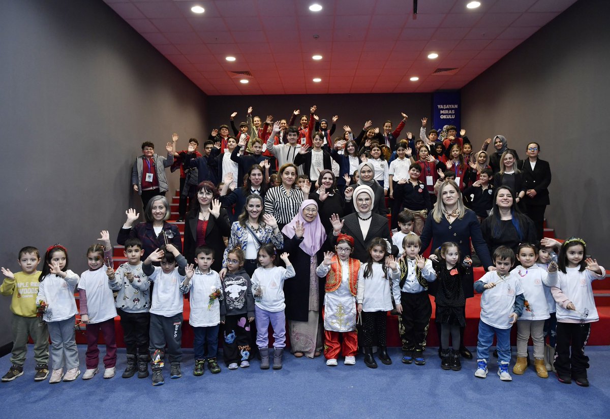 Resmi ziyaret kapsamında ülkemizde ağırladığımız Malezya Başbakanı’nın değerli eşi Wan Azizah Wan İsmail Hanımefendi ile Cumhurbaşkanlığı Millet Kütüphanemizi ziyaret ettik. 

Malezya Kitaplığı’nda milletler arasında kalıcı bir düşünce dili kuran kıymetli eserleri birlikte