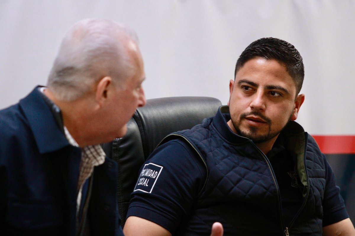 Esta mañana, Acompañamos al alcalde <a href="/RomanCepeda/">Román Alberto Cepeda</a> en la primera reunión de seguridad del año, reforzando estrategias entre los tres órdenes de gobierno. Con la coordinación del gobierno de <a href="/manolojim/">Manolo Jiménez Salinas</a> , seguimos trabajando por la tranquilidad de Torreón.

#TorreónSiemprePuedeMás 👊🏻