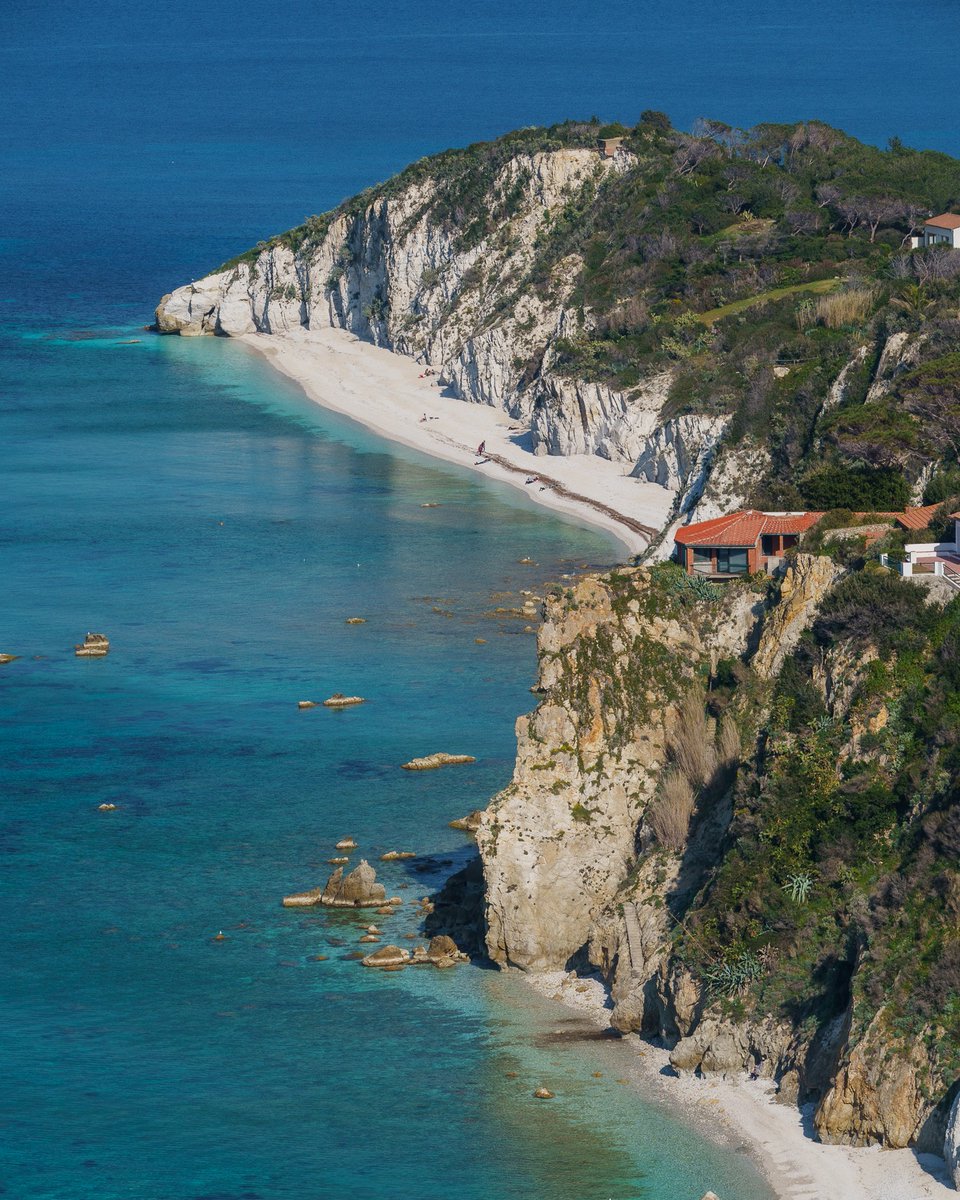 VisitElbaIT's tweet image. 🎄🤍 Il candore della Costa Bianca: ciottoli levigati che riflettono il sole... è la bellezza essenziale dell'Elba che ci invita a ritrovare pace e meraviglia nelle piccole cose.

📸 Photo by Daniele Fiaschi

#IsolaDElba #CostaBianca #Portoferraio#VisitElba #MareDInverno #Toscana