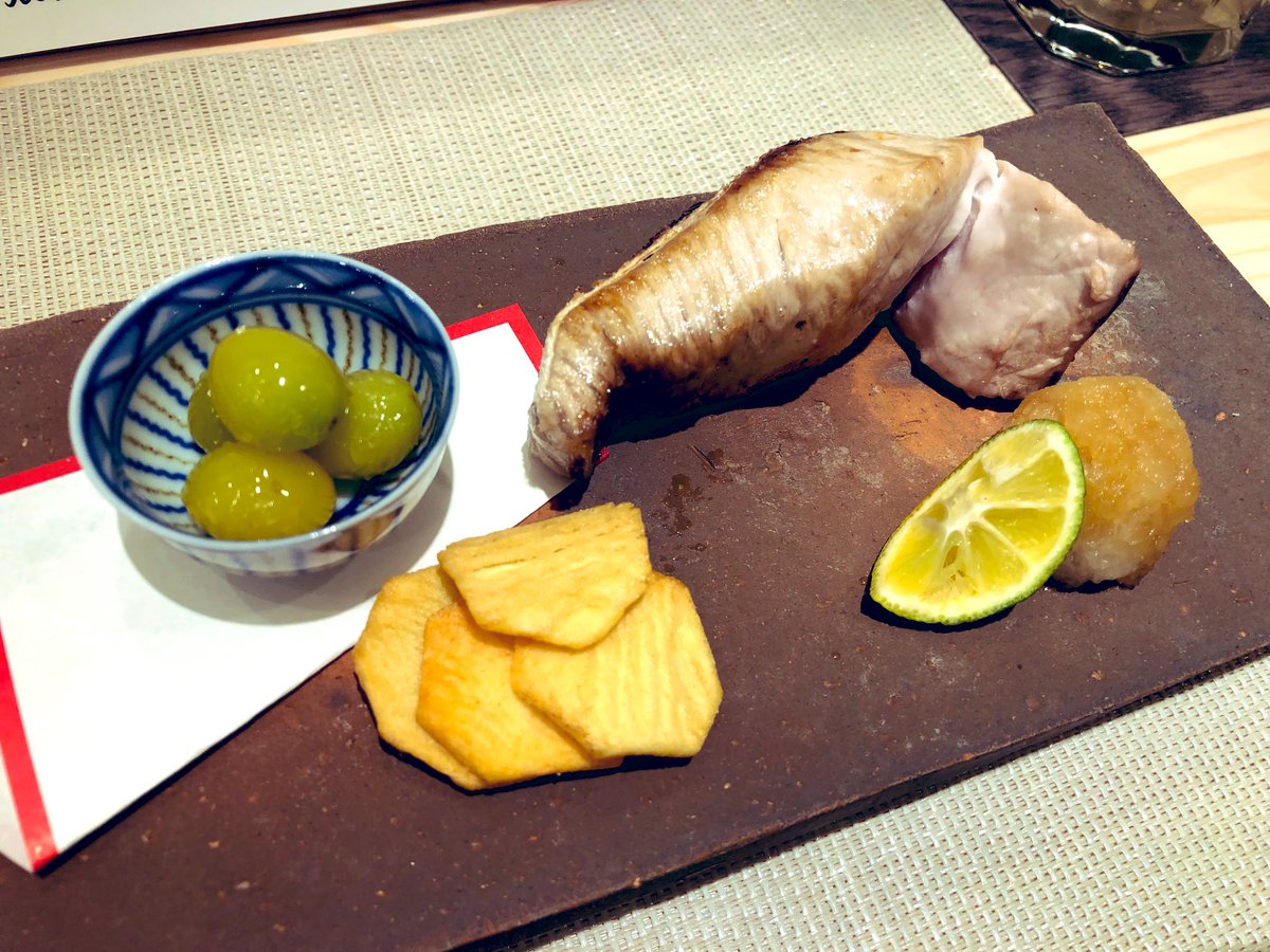doushitamon's tweet photo. 和だね
#七草粥食べるの忘れてた　#乾杯
#お造り　#鰤の塩焼き　#ぎんなん
#くわいのチップが美味しい　#お疲れ https://t.co/W4WABXBOxo