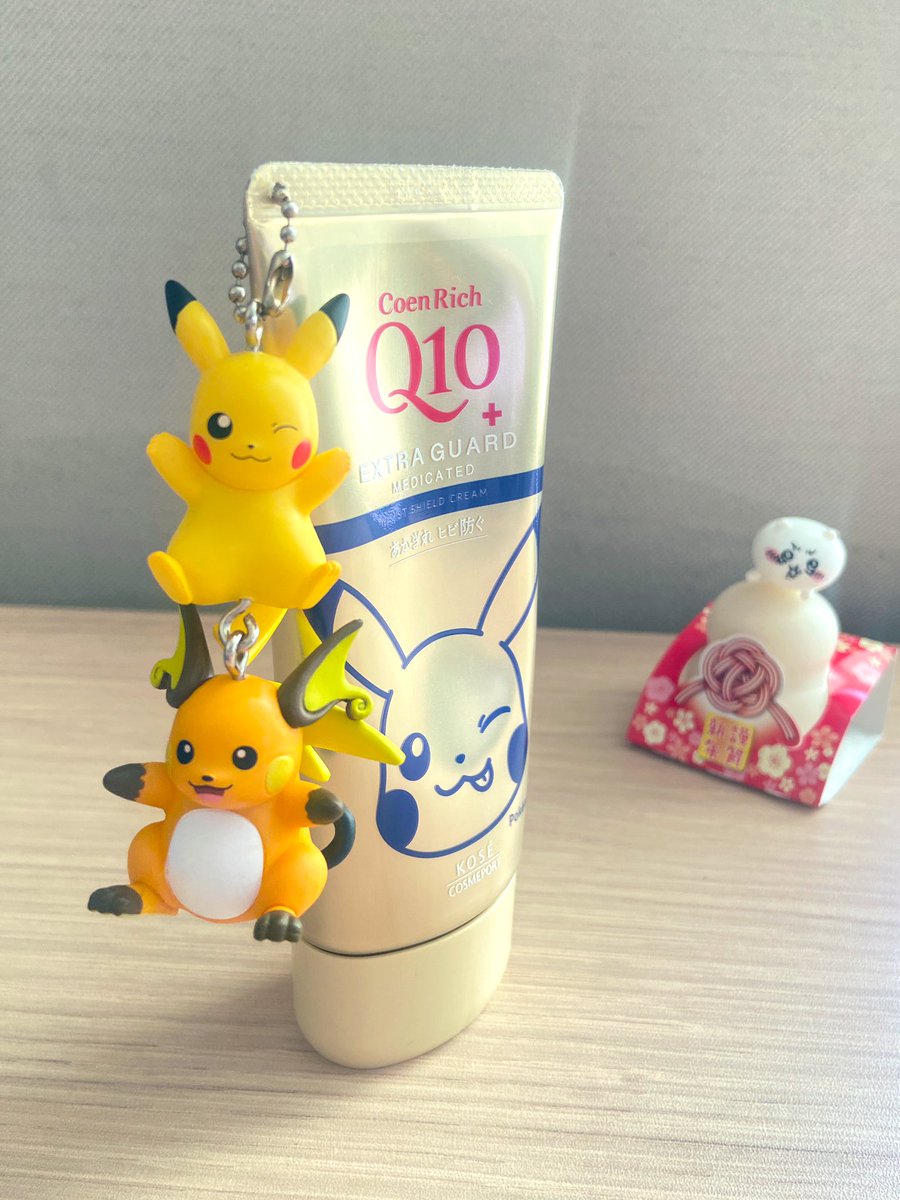 ハンドクリームにチャーム付けるの真似したくてこないだゲットしたピカライ付けてみたけどかわいい重いかわいい

本当はもっと軽いの付けるんだろうな