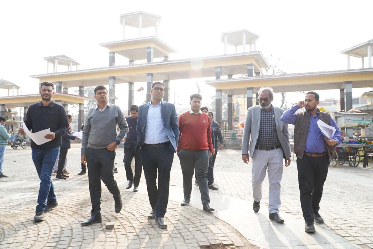 CommissionerUJN's tweet photo. सिंहस्थ 2028 की तैयारियों को लेकर मेला अधिकारी श्री आशीष सिंह व कलेक्टर श्री रौशन कुमार सिंह ने श्री अंगारेश्वर, श्री सिद्धवट व गढ़कालिका माता मंदिर का निरीक्षण किया। श्रद्धालु सुविधाओं व पुनरुद्धार कार्यों के निर्देश दिए।
@collectorUJN 
#सिंहस्थ2028 #Ujjain #TempleInspection https://t.co/pPrBVJmzQy