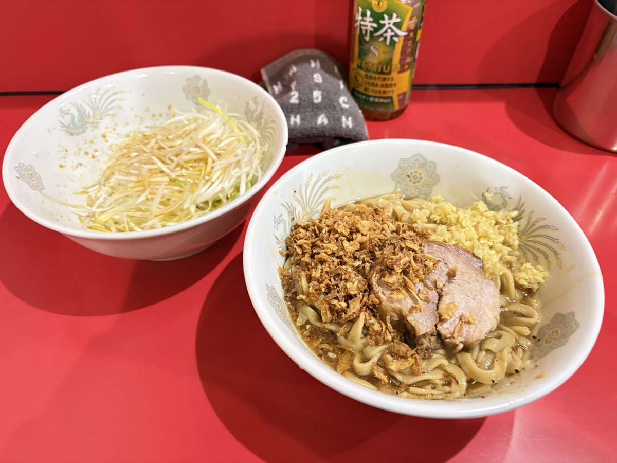 ラーメン二郎 千葉店

ミニ          ¥800
汁なし       ¥100
ねぎ           ¥100 
ねぎ           ¥100
しょうが    ¥50
コール: 軟 やさい抜き

今日も外並び12人
最近昼も夜も並ぶな🥺

外で高校生軍団が今日の出来はサイコーだ！
って言ってたが今日も汁なしで勝負！

ショッパーで美味かった👍