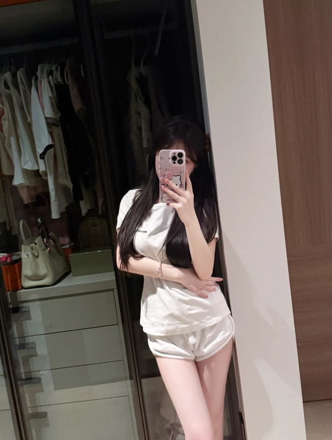 HowRaffles's tweet photo. 最近快变成宅女了 https://t.co/r9Puv14LGY