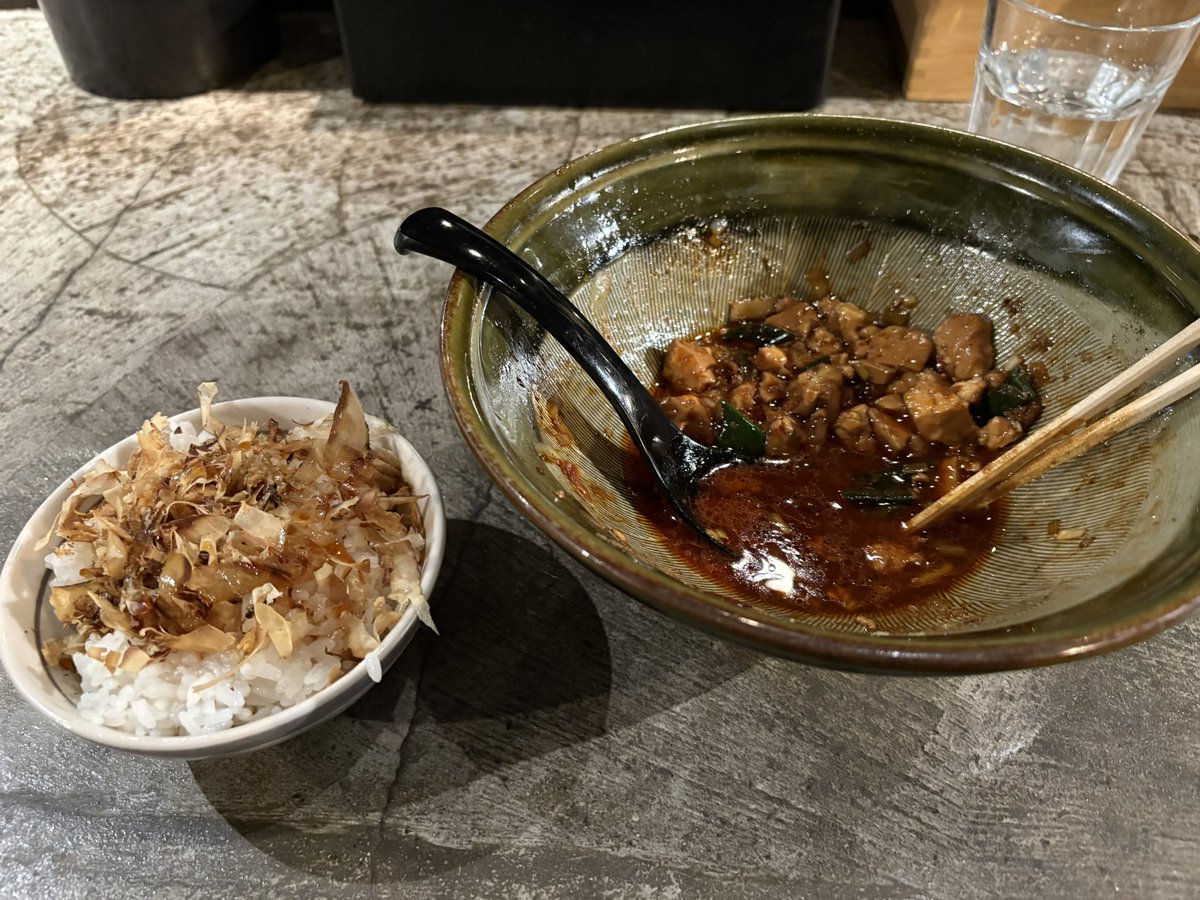 定時です。
そんなとき、すするか、すすらんか。

……そりゃすするでしょー‼️
たいへんうまい麻婆麺でした。関西っぽく甘めチューニングなのが好みすぎる。鰹節追い飯もうますぎ。完飲。